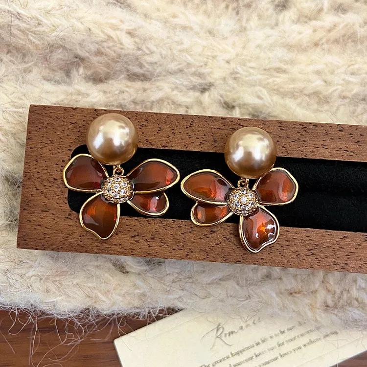 铜合金仿珍珠耳饰 咖色复古珍珠花朵耳钉秋冬设计感美拉德花瓣