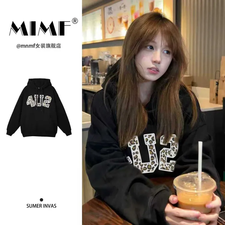 mnmf潮牌街头休闲装字母印花连帽款宽松型上衣女常规套头款卫衣款