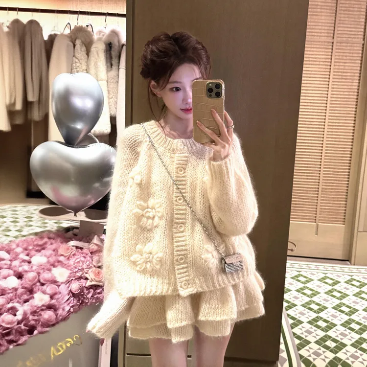 2025秋冬法式重工奶呼呼软糯毛衣花朵开衫女搭配短裙气质两件套女