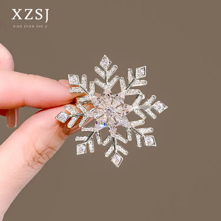 铜锆石胸针 会旋转水晶雪花胸花轻奢时尚大衣别针女奢华西服配饰