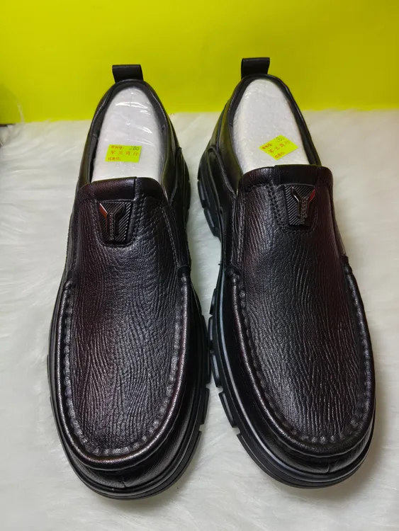 头层牛皮休闲皮鞋，软底软面，透气舒适，防滑耐磨，质量保证