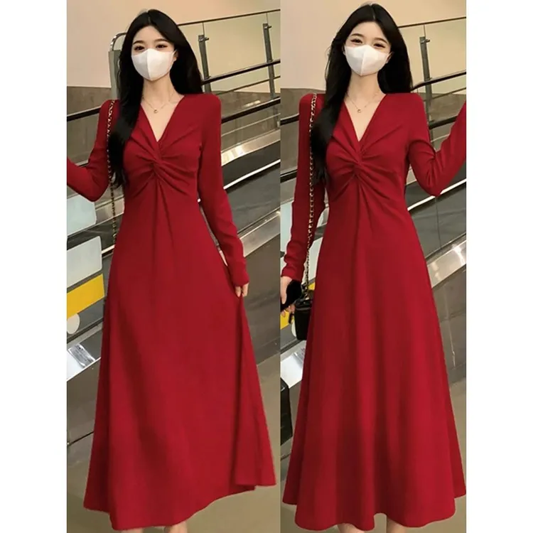 过年穿搭红色v领连衣裙长款长裙子女秋冬2025新款纯欲收腰