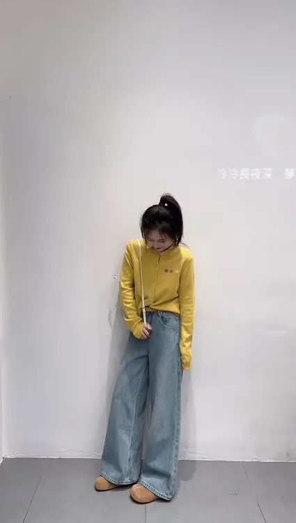 2025秋季新款韩系简约高级感莺黄色长袖开衫针织毛衣女上衣牛仔裤