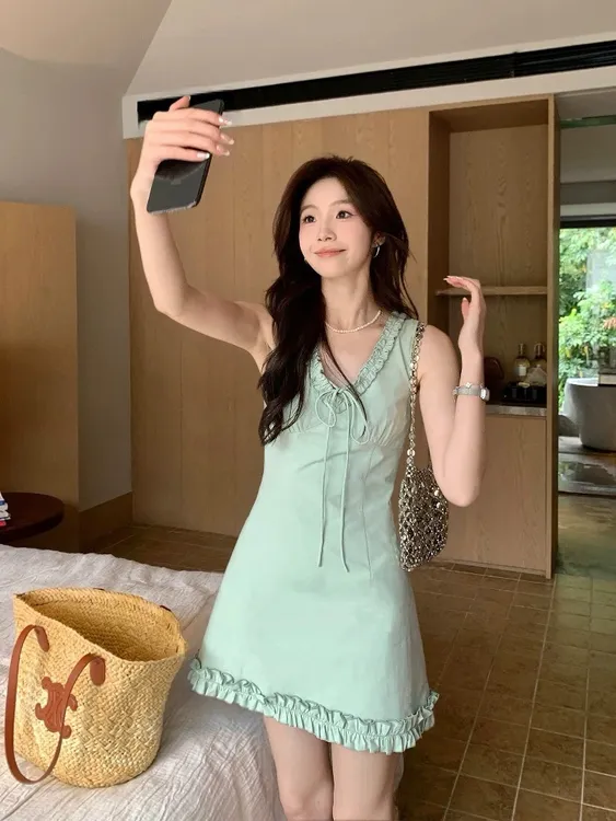 法式绿色v领无袖背心连衣裙女夏季收腰花边裙子小个子气质a字短裙