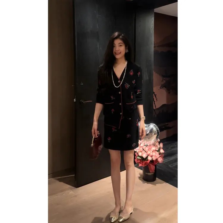 N.COU妮蔻25秋新款洋气精致小香黑色V领提花毛衣钉珠套装DY22161