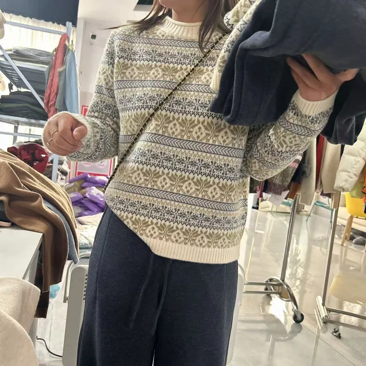 女士圆领提花四色针织衫