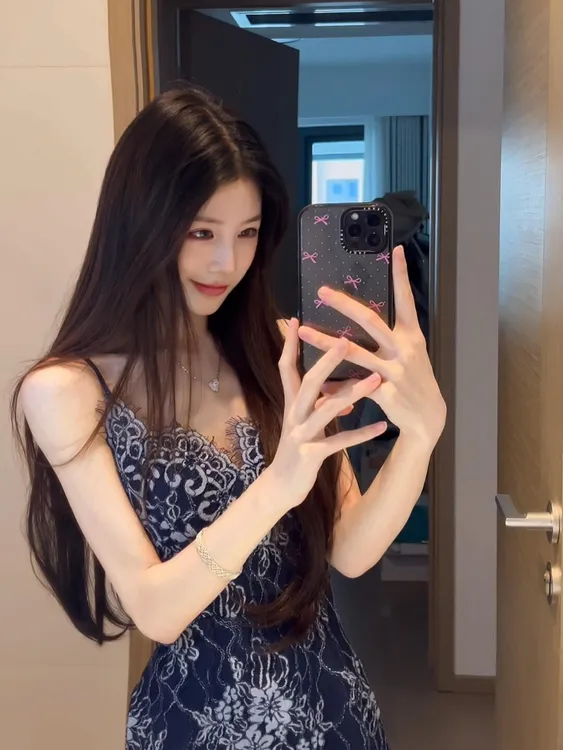 蕾丝拼接花纹吊带连衣裙女夏季御姐风修身中长款收腰纯欲包臀裙子