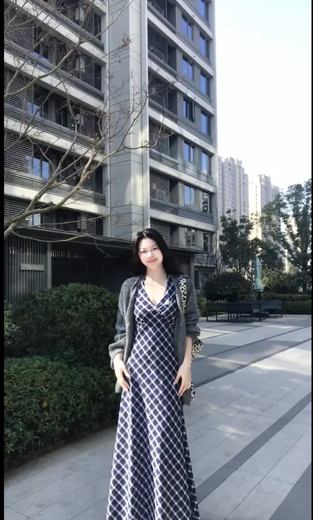 【B Y】2025新款蓝色格子挂脖吊带连衣裙子高级感外套内搭长裙女装