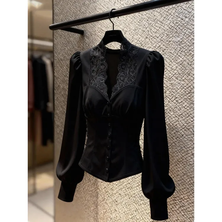 轻奢高级感洋气时髦小香风镂空蕾丝窄袖丝绒黑色上衣女2025冬衬衫
