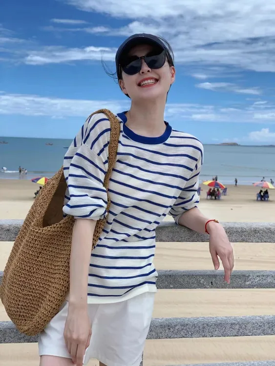【海浪线】时尚气质高级感松弛蓝色条纹T恤上衣搭配高腰白色短裤女