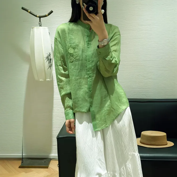 绿白色精致口袋刺绣苎麻衬衫凸显独特气质背后镂空蕾丝防晒衣