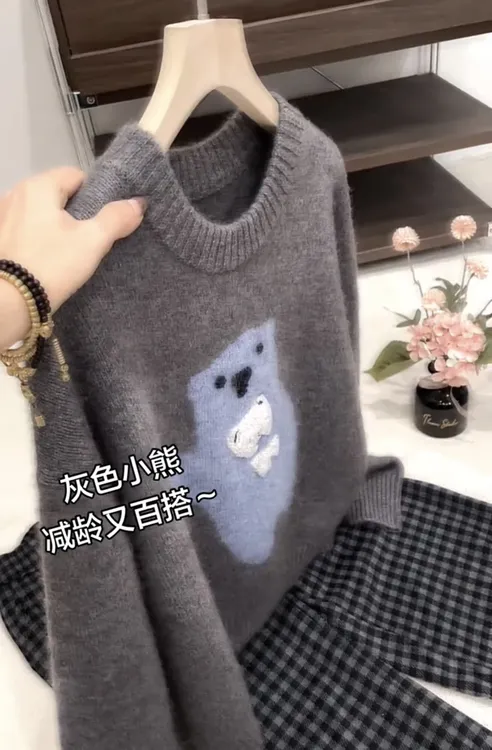 韩系秋冬穿搭设计感灰色小熊圆领针织毛衫洋气减龄宽松百搭上衣女