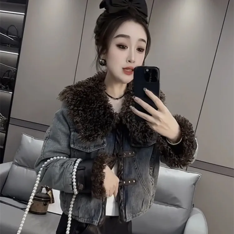 网红时尚加绒牛仔外套女2025秋冬新款撞色毛毛领拼接盘扣减龄外套