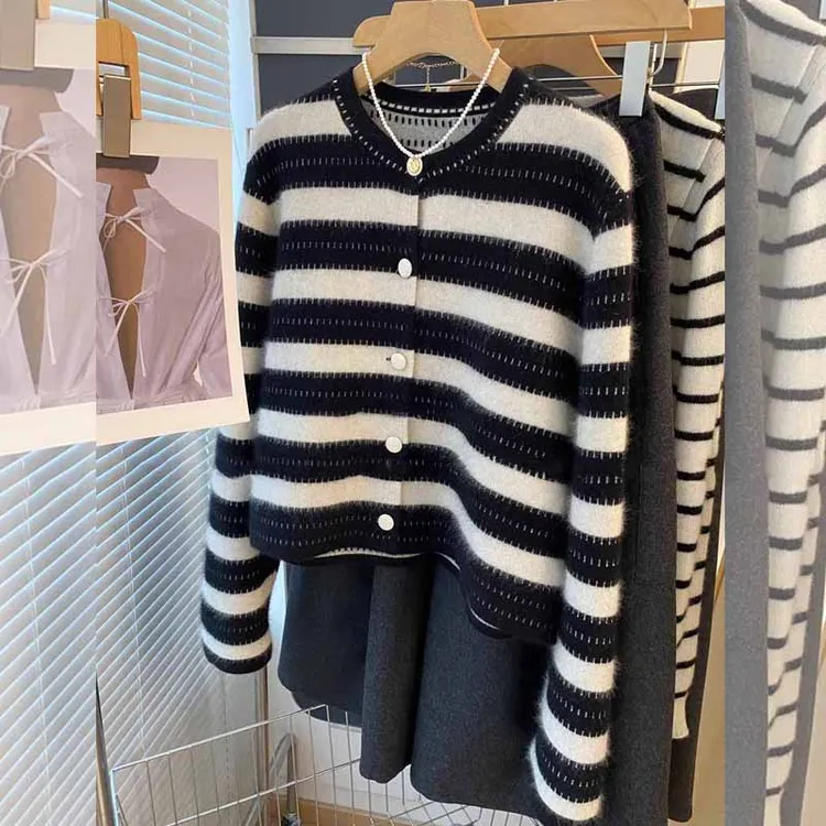 气质圆领单排扣撞色条纹针织开衫女秋冬季大码新品宽松叠穿潮外套