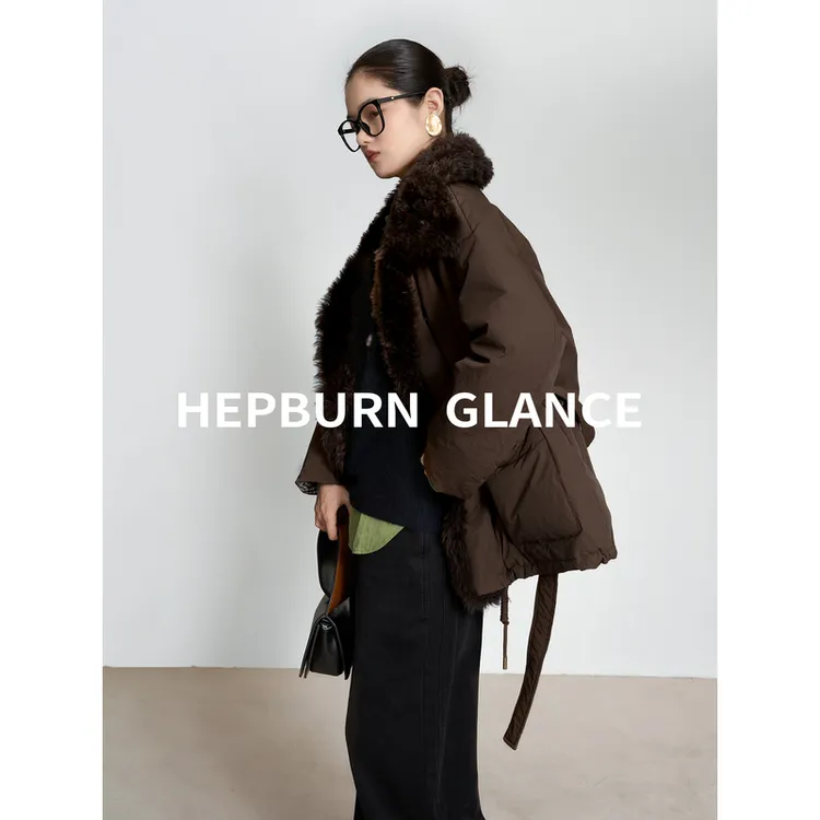 HG/拿铁物语_进口羊羔毛大翻领90白鹅绒羽绒服女冬中长款派克外套