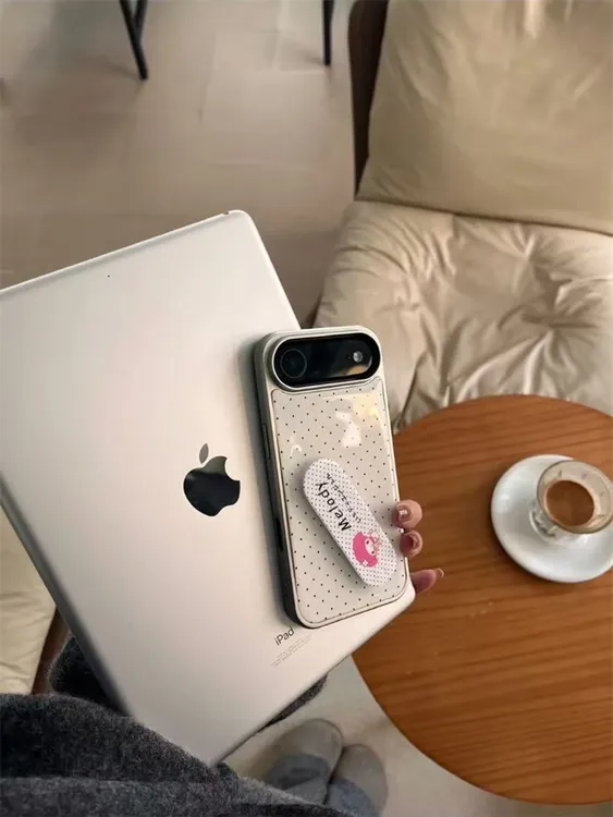 韩系电镀滴胶白底黑波点支架适用iPhone17pro手机壳苹果16pro新17