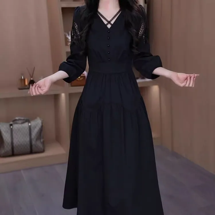 春夏新款九分袖连衣裙女阔太太妈妈减龄显瘦纯色镂空绣花洋气裙子
