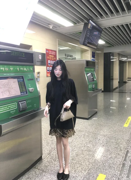 韩版简约纯色上衣女士知性风衣服2025夏季新款性感豹纹裙子套装