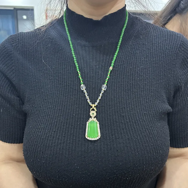 天然玛瑙平安无事牌吊坠绿玉髓挂件精致百搭绿色无事牌