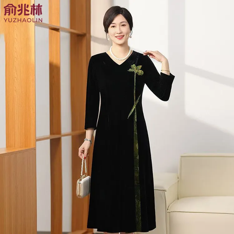 俞兆林妈妈装2025秋季新款端庄大气新中式中老年女装金丝绒连衣裙