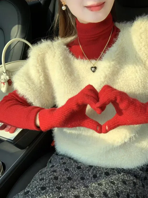 新年红氛围感穿搭毛绒绒马甲背心春季叠穿红色打底衫上衣两件套