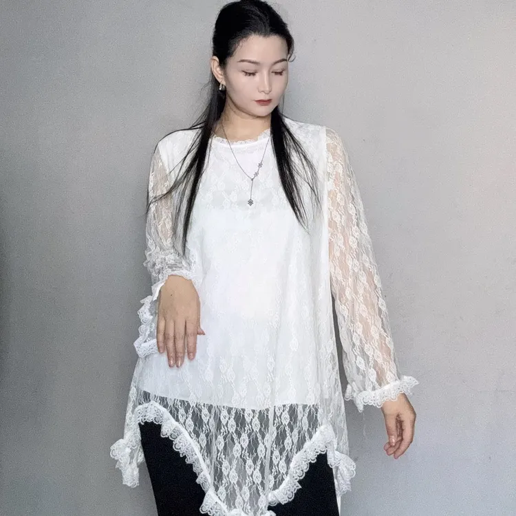 宽松自在不拘束圆领简百搭蕾丝叠内打底衫上衣白色镂空设计师气质