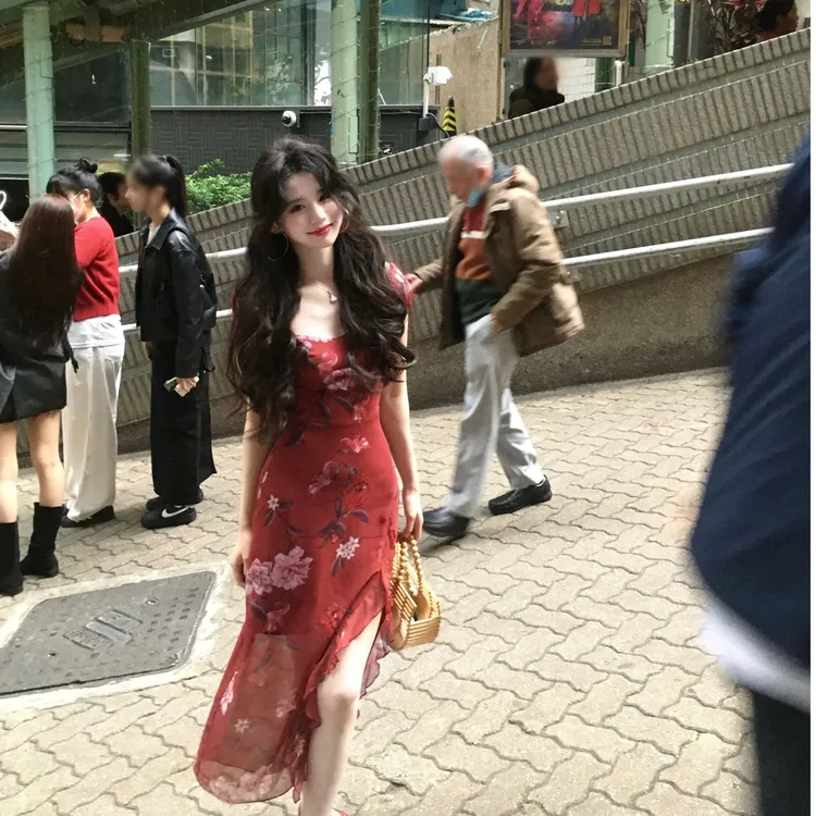 法式气质女神复古桃心领碎花连衣裙2025春夏新款度假开叉包臀裙子