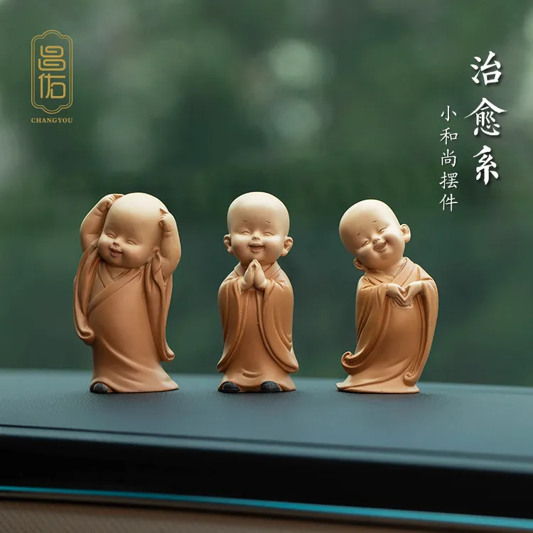 昌佑禅意沙弥小和尚汽车摆件治愈系办公室桌面太阳能禅意汽车摆件