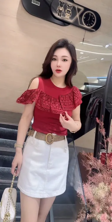 夏季新款设计感时尚露肩蕾丝拼接荷叶边洋气减龄显瘦短袖上衣