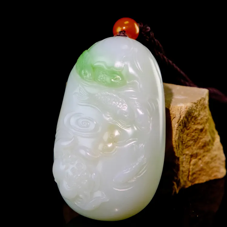 福璐百泽《鲤跃清荷》和田玉俄料精雕翠青手把件