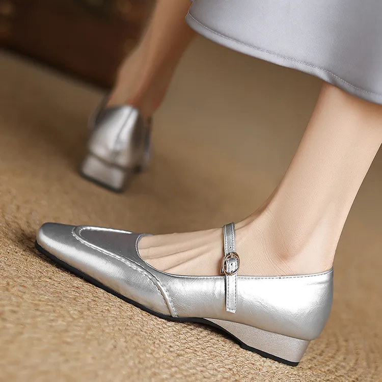 绝美银色法式平底玛丽珍鞋女方头一字带通勤单鞋大码百搭浅口粗跟