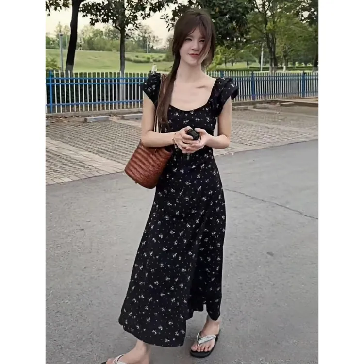 法式复古方领碎花连衣裙女2025夏季新款气质显瘦绝美露背长款裙子