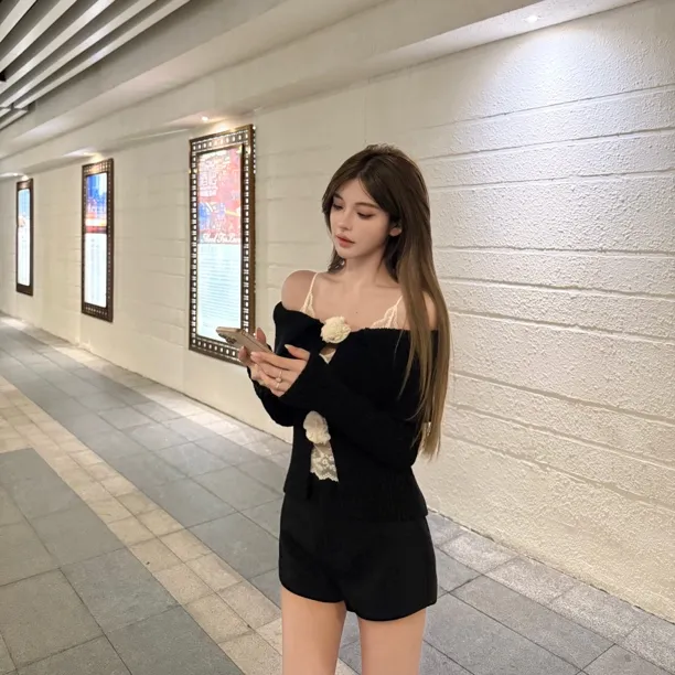 FAY【三花聚顶】纯色短款宽松V领女镂空拼接配内搭常规修身长袖毛衣
