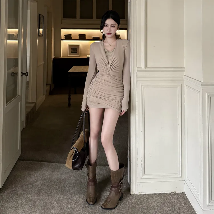 蕾丝辣妹风V领连衣裙2025早秋新款美拉德风气质修身包臀短裙