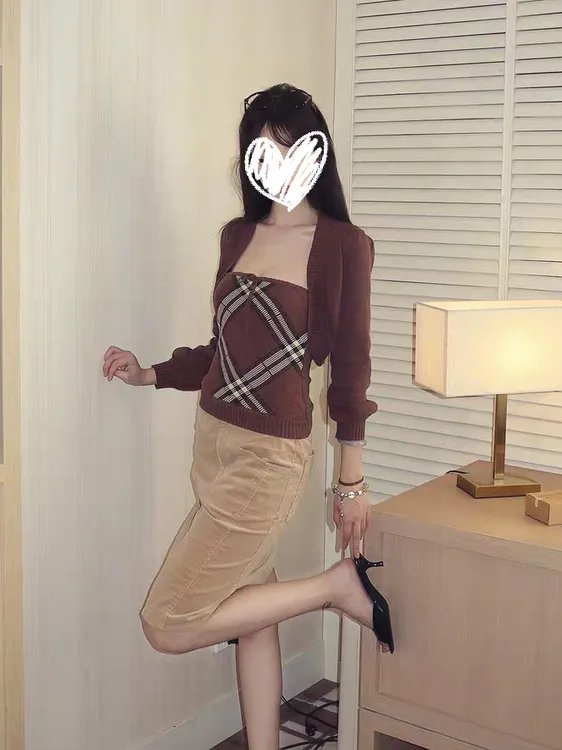 2025早秋新款美拉德针织套装女巧克力格纹抹胸+开衫两件套秋0001
