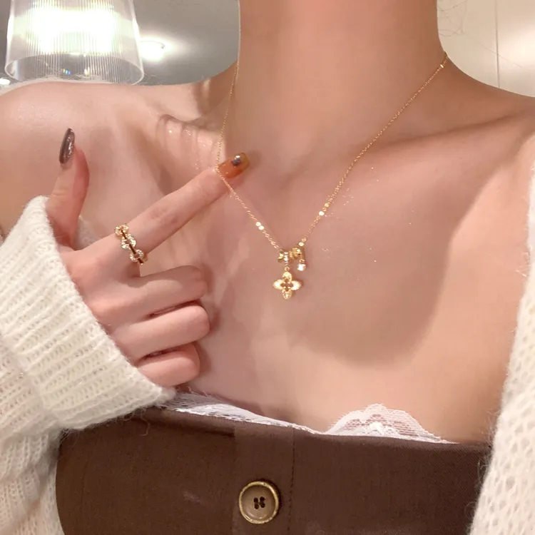 铜合金项链 金色闪锆镂空四叶花吊坠项链女轻奢小众高级感毛衣链