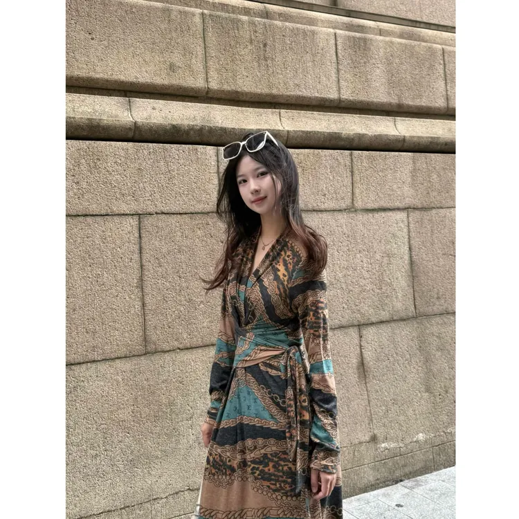 秋季新款羊毛面料复古链条豹纹印花V领长袖收腰海边拍照连衣裙