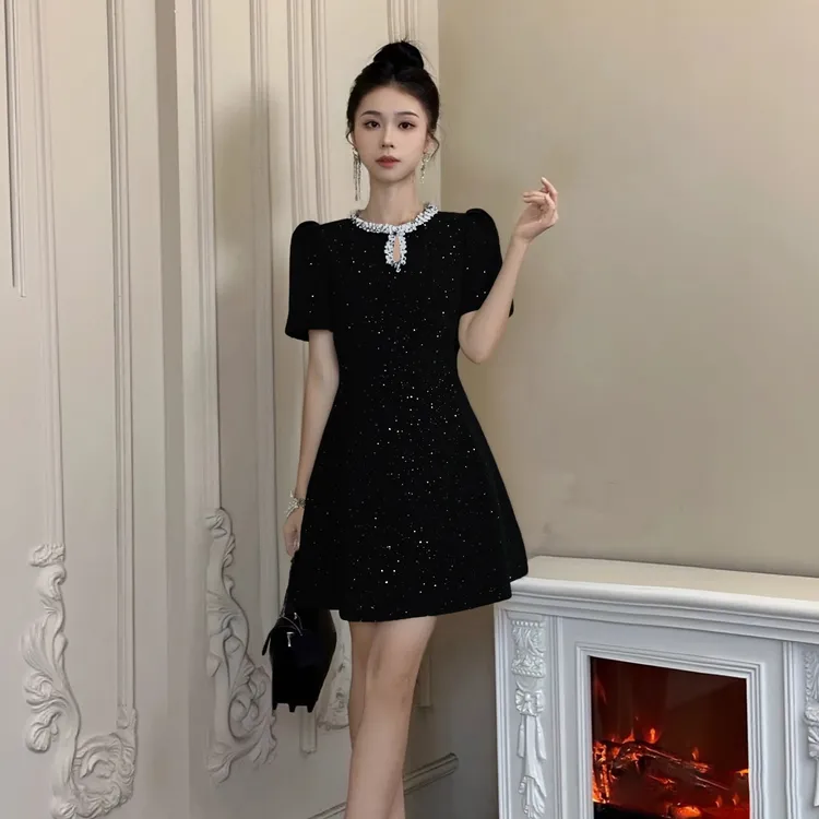 A新款法式设计感赫本风气质名小众收腰时尚显瘦连衣裙女D1606