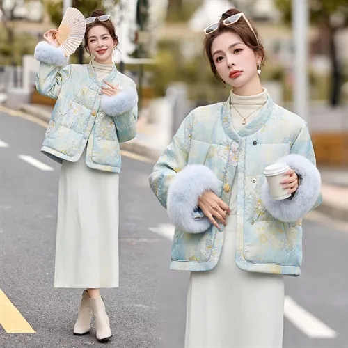 2025年潮真狐狸毛重工刺绣短款新中式羽绒服新款配袖藏蓝泡芙