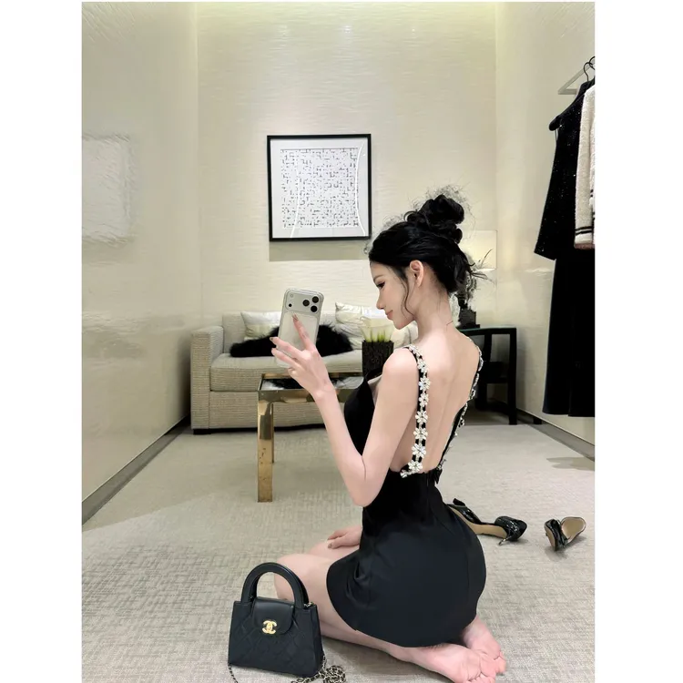 【封神小黑裙！】重工钉钻露背吊带裙短裙2026春季新款显瘦连衣裙女
