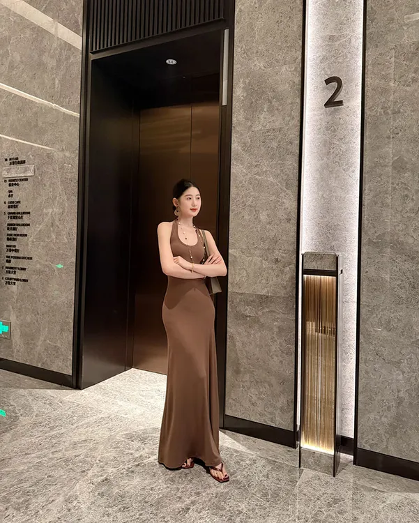 高级感夏季挂脖V领显瘦收腰露背气质修身连衣裙超显身材包臀长裙
