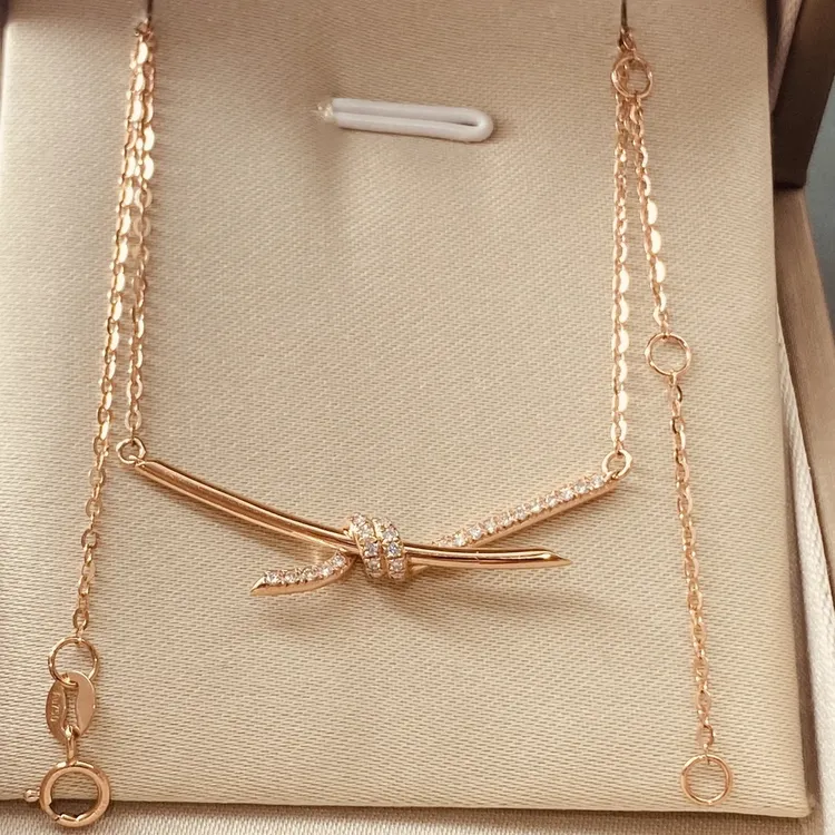 18K金绳结项链扭结锁骨链玫瑰金色时尚简约精致立体轻奢气质百搭