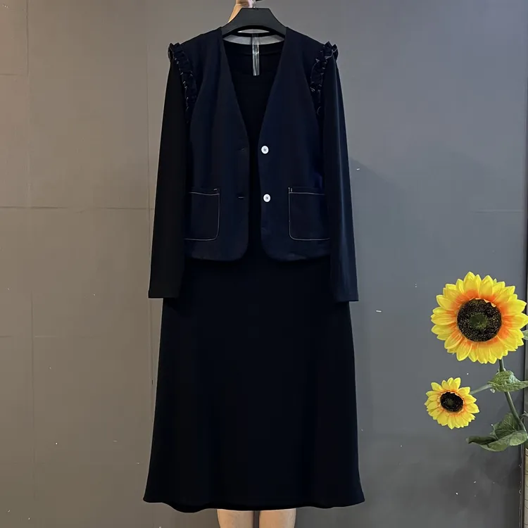 早秋新款时尚简约宽松牛仔马甲搭配长袖打底裙