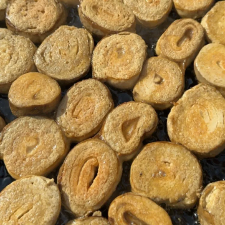 大别山新县特产煎好的沙石臭豆腐卷