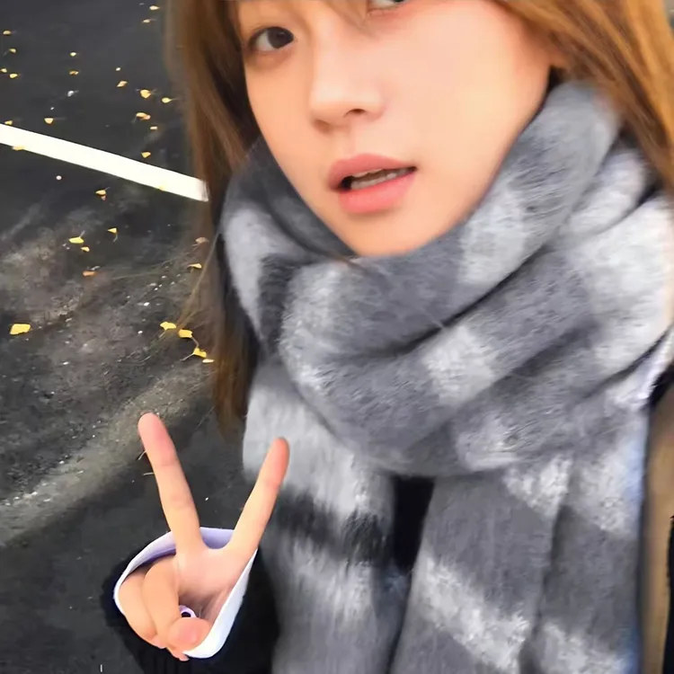 灰色高级氛围感显白围巾女2025秋冬新款保暖围脖加厚格子韩版情侣