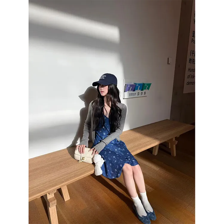 2025新款女士春夏季修身显瘦针织开衫法式碎花度假风露背吊带裙