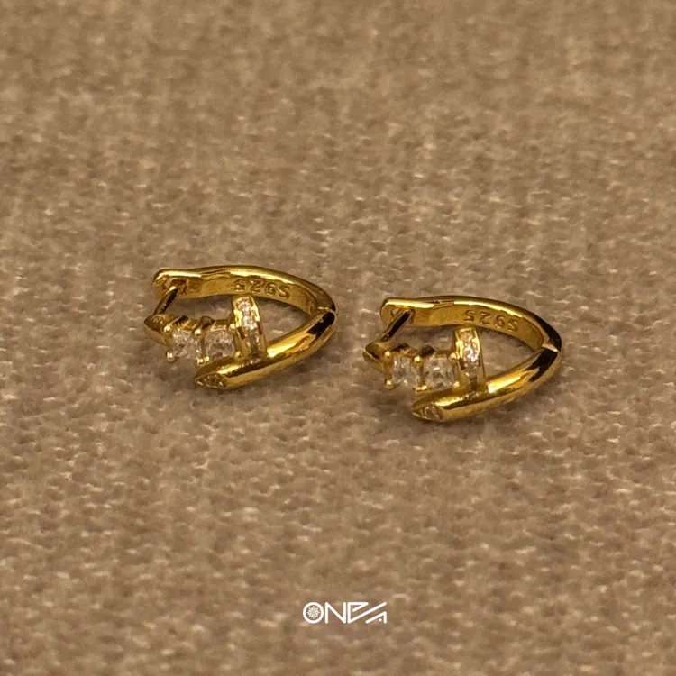 925银合成锆石耳饰 通体925银K嘉尔同款铆钉耳钉爆闪方锆男女通用