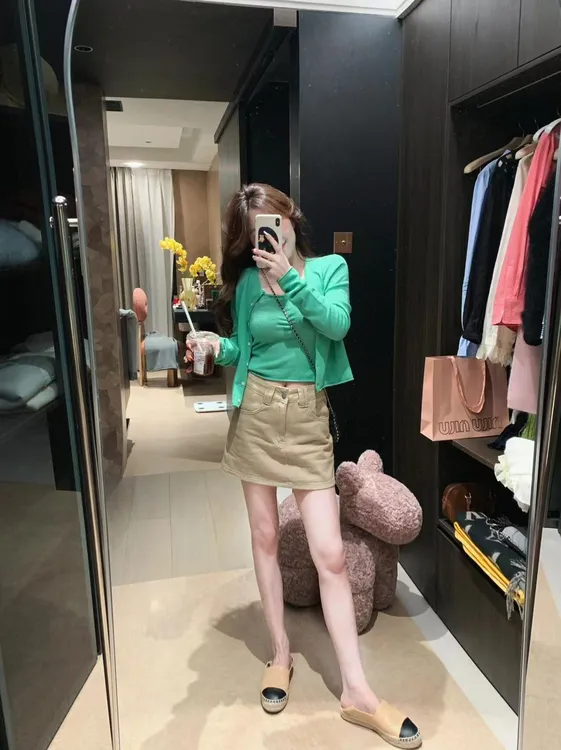 2025款针织衫短款春夏季内搭针织衫显瘦短裙网红百搭绿色休闲女