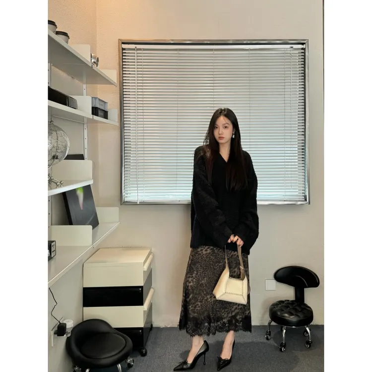黑色慵懒风软糯针织毛衣女2025年秋季宽松设计感豹纹百搭半身裙潮