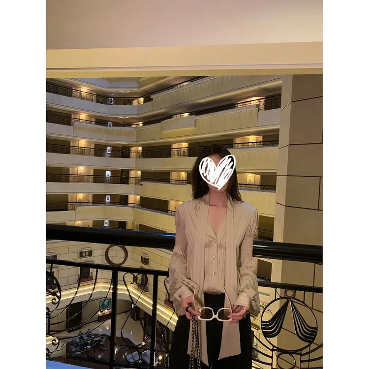 千金风古金色V领衬衫女秋冬新款复古丝带设计高级感时尚长袖衬衣